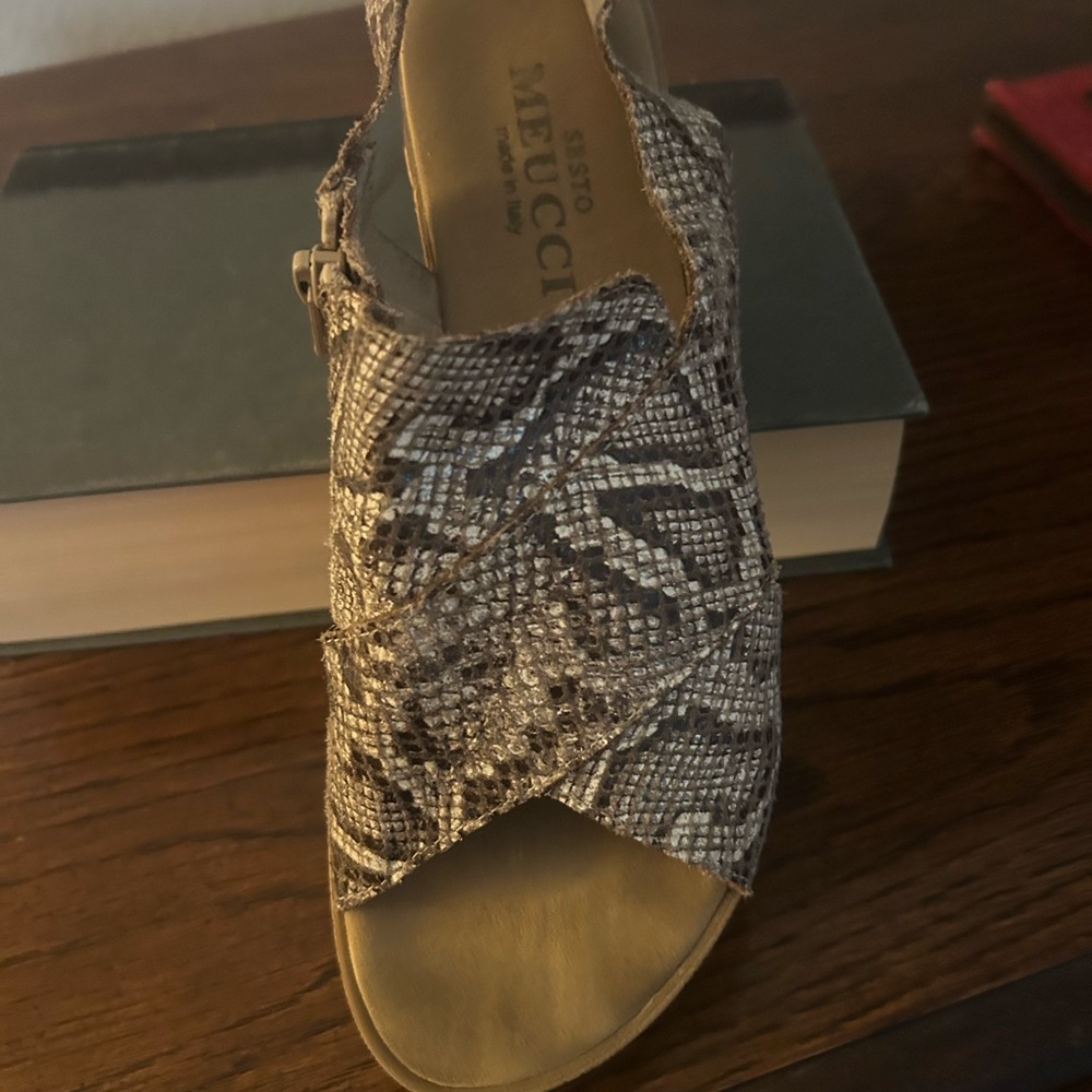Sesto Meucci Gray Sandals with Snakeskin Pattern and Open Toe Design